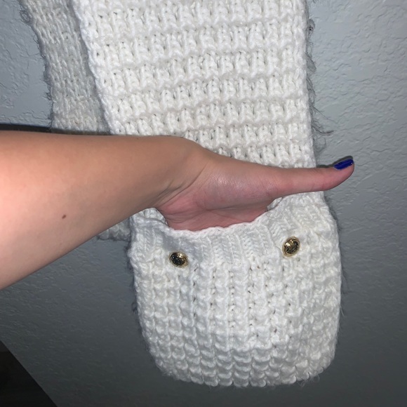 Michael Kors woven scarf with hand pockets - Picture 5 of 5